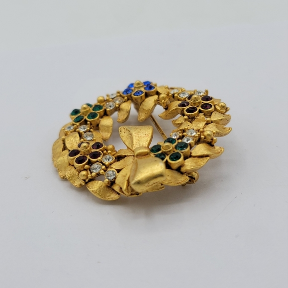 Holiday Wreath Brooch Rhinestone Flowers Christmas Gold tone Pin Hobé Style Vtg - Picture 2 of 12